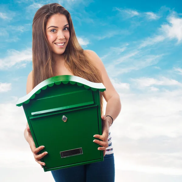 Mulher segurando uma caixa de correio — Fotografia de Stock