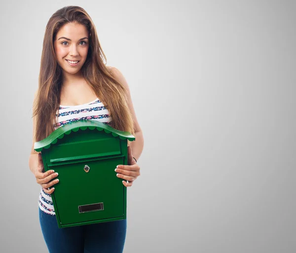 Menina segurando uma caixa de correio verde — Fotografia de Stock