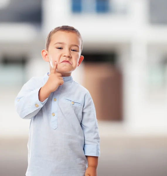 Kleiner Junge mit nachdenklicher Geste — Stockfoto