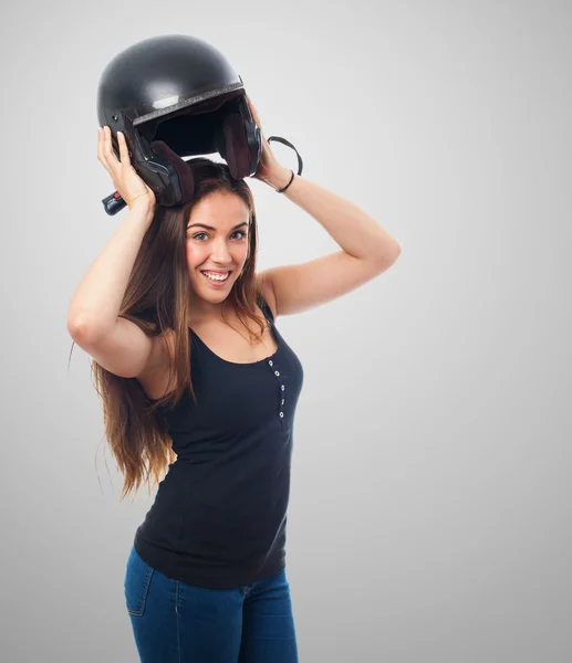 Молодая женщина в черном шлеме — стоковое фото