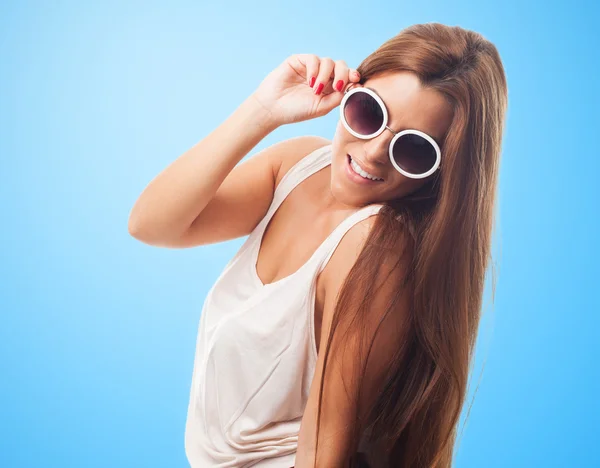 Vrouw draagt een ronde zonnebril — Stockfoto