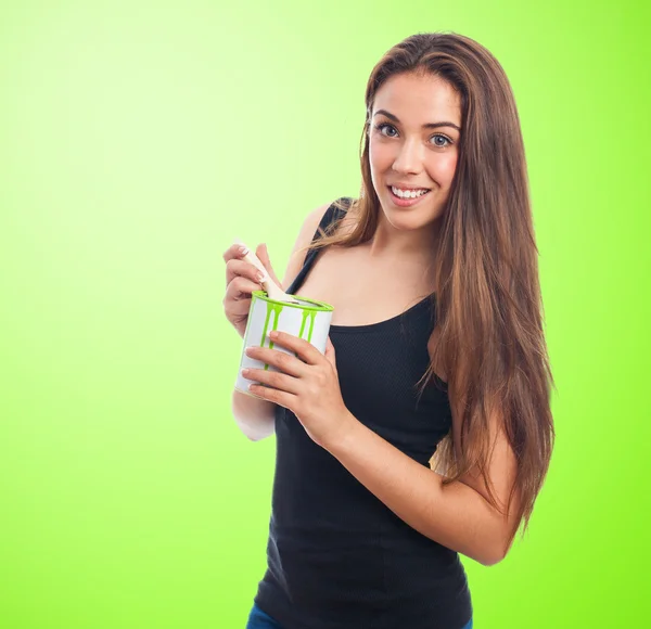Chica sosteniendo una lata de pintura —  Fotos de Stock