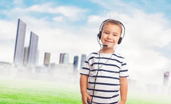 Niño usando un auricular — Foto de Stock