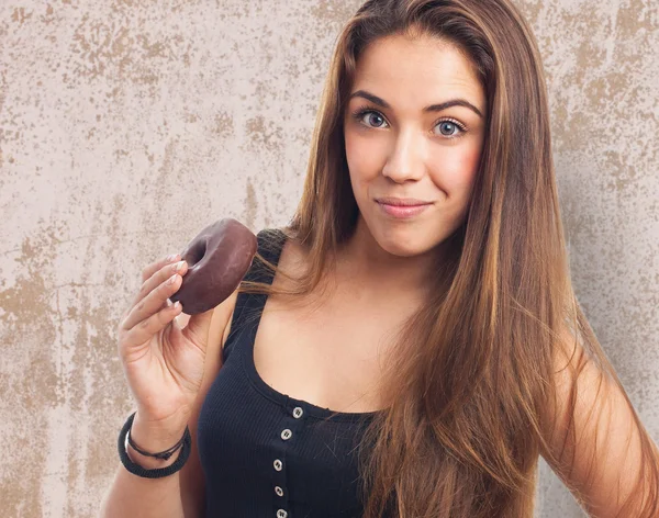 Vrouw met een donut — Stockfoto