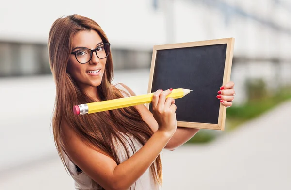 Student met grote potlood en chalckboard — Stockfoto