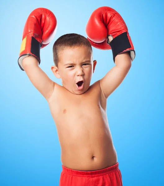 Kind trägt Boxerhandschuhe — Stockfoto