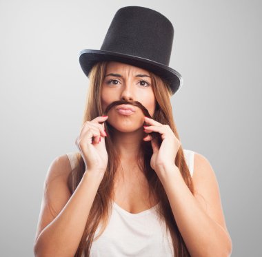 Güzel kız bir adam taklit