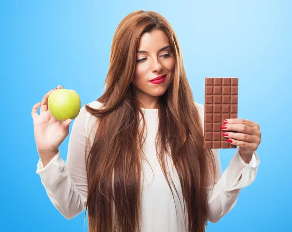 Mujer teniendo un dilema con su dieta — Foto de Stock