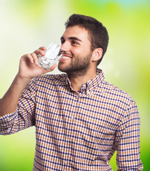 Der Mensch trinkt Wasser — Stockfoto