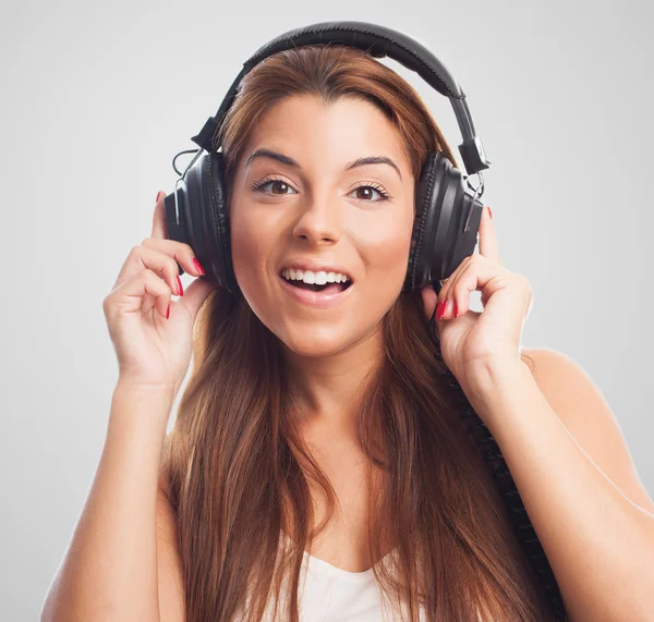 Mujer joven en auriculares — Foto de Stock