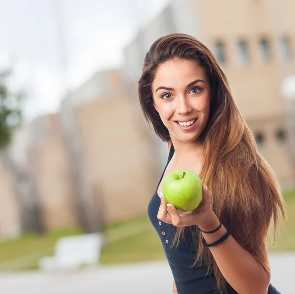 Donna con in mano una mela verde — Foto Stock