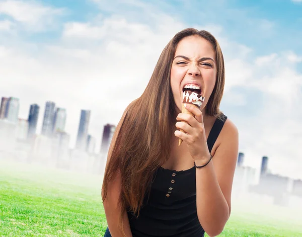 Jonge vrouw likken een ijsje — Stockfoto