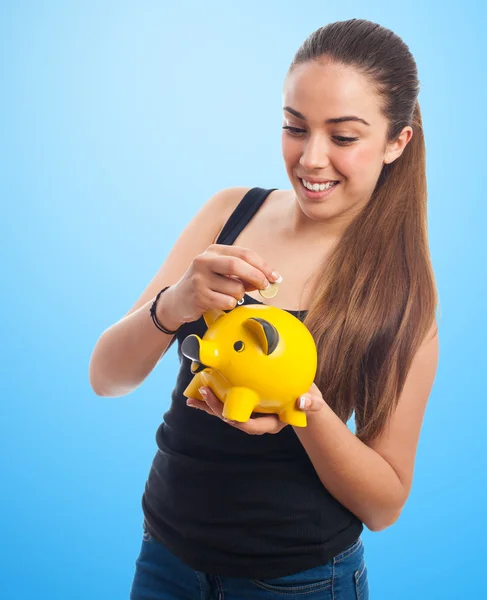 Mulher com banco porquinho — Fotografia de Stock