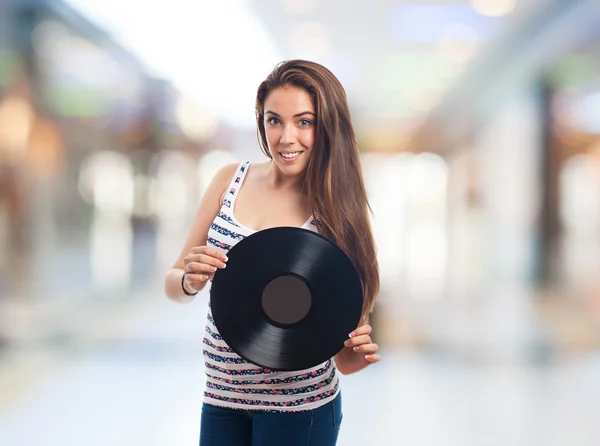 Giovane donna in possesso di un vinile — Foto Stock