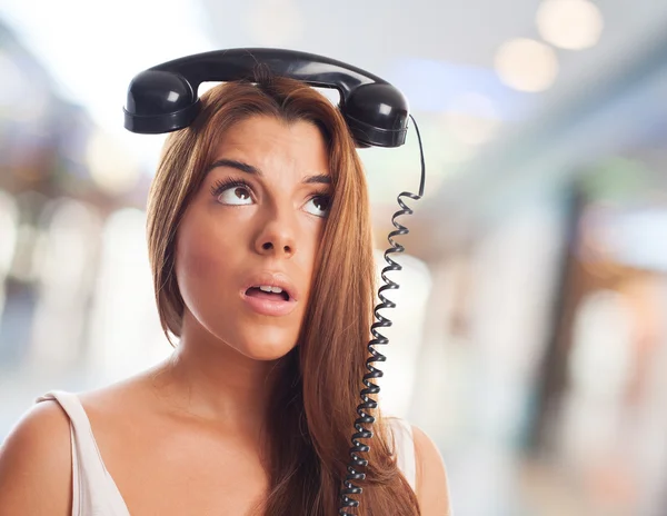 Mujer joven pensando en una llamada — Foto de Stock