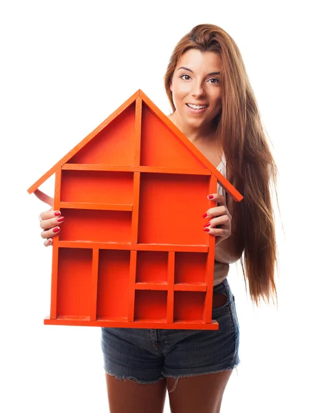 Mujer sosteniendo un diseño de casa — Foto de Stock
