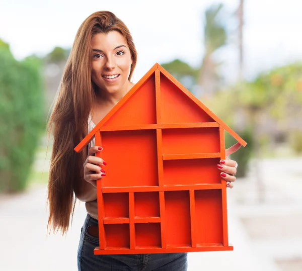 Mujer sosteniendo un diseño de casa — Foto de Stock