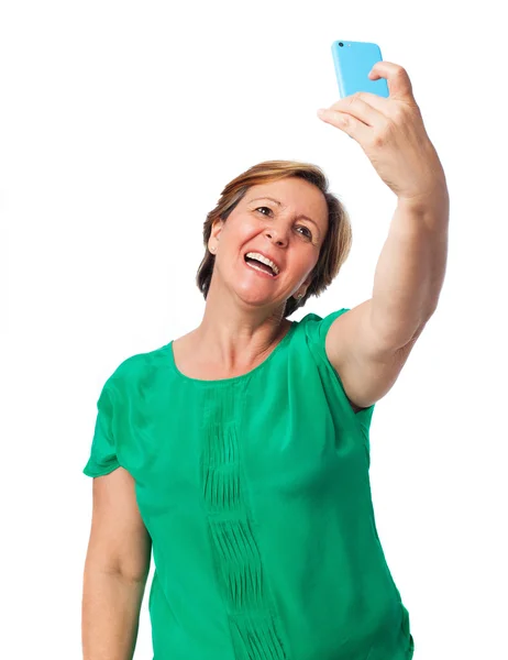 Frau macht ein Foto mit ihrem Handy — Stockfoto