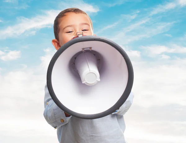 Rapaz a gritar com o megafone — Fotografia de Stock