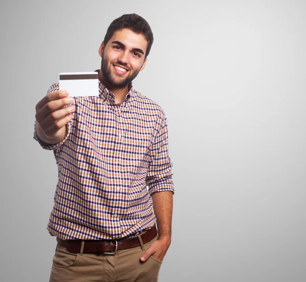 Homem mostrando cartão de crédito — Fotografia de Stock