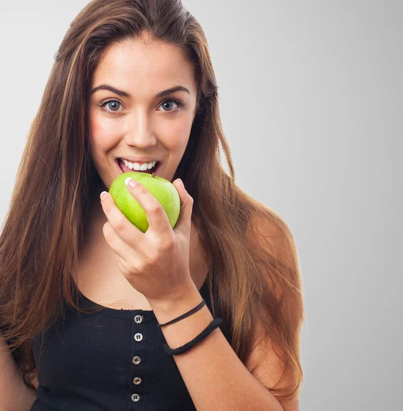 Kvinna äta ett geeen äpple — Stockfoto