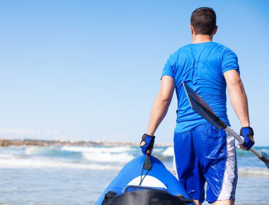 Genç adam taşıma kayık