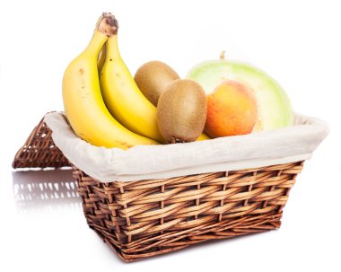 hasır sepet meyve ile