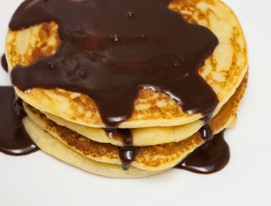 Bir plaka üzerinde çikolata ile Pancakes