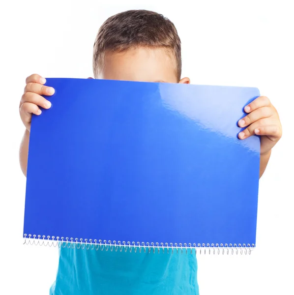 Junge mit blauem Notizbuch — Stockfoto
