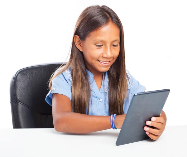 Meisje spelen met Tablet PC — Stockfoto