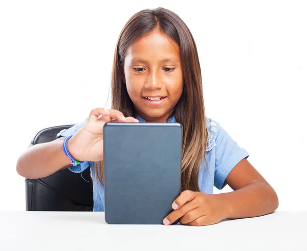 Chica jugando con la tableta —  Fotos de Stock