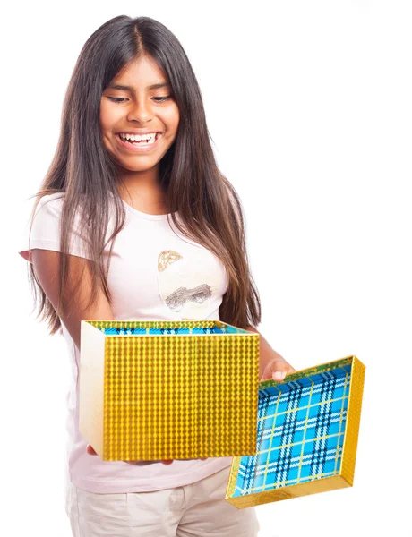 Menina surpresa com presente — Fotografia de Stock