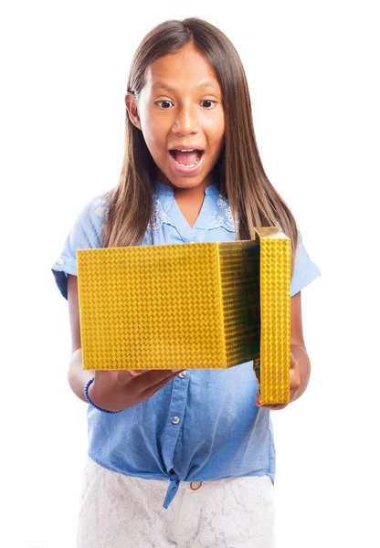 Chica sorprendida con presente — Foto de Stock