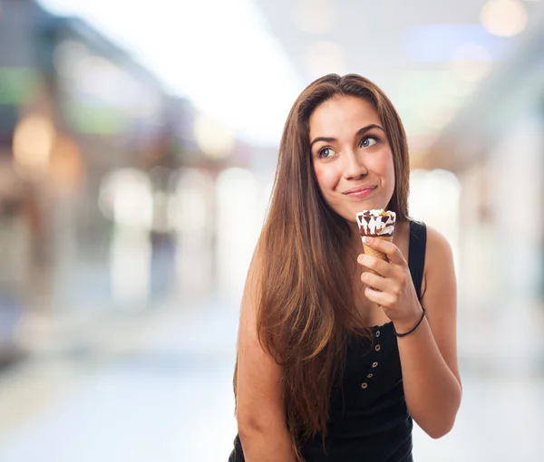 Žena hospodářství zmrzlina — Stock fotografie