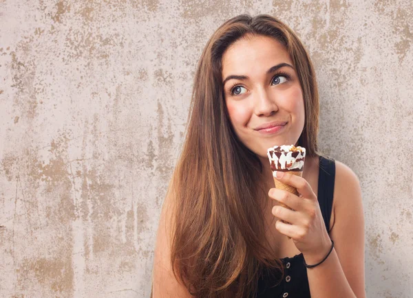 Donna che tiene il gelato — Foto Stock