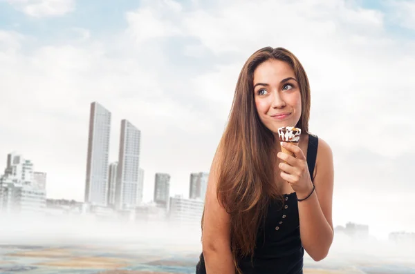 Mujer sosteniendo helado — Foto de Stock