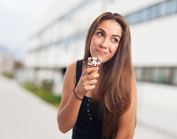 Woman holding  ice cream — Stock Photo, Image