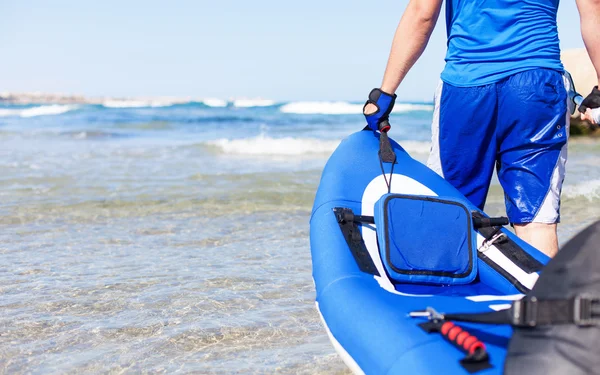 Young man carrying kayak — Stock Photo, Image