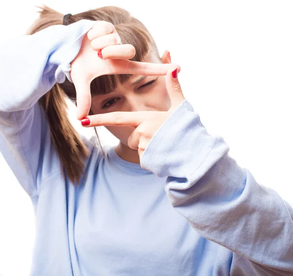 Menina focando usando os dedos — Fotografia de Stock