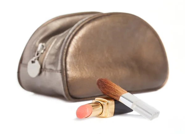 Lippenstift, Pinsel und eine Tasche — Stockfoto