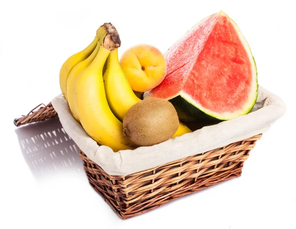 Cesta de mimbre con frutas —  Fotos de Stock