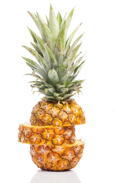 Geschnittene Ananas isoliert — Stockfoto