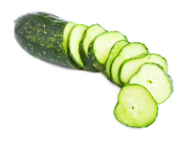 İnce dilimlenmiş salatalık