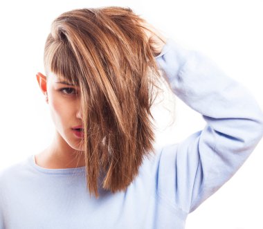 Saçlarıyla oynayan kız.