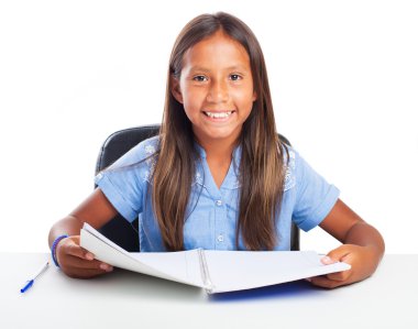 Kız ödevini yapıyor.