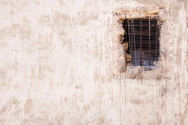 Terk edilmiş evde duvar