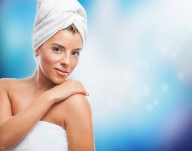 Kadın banyo yapıyor.