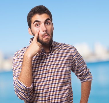 Gözünü işaret eden adam