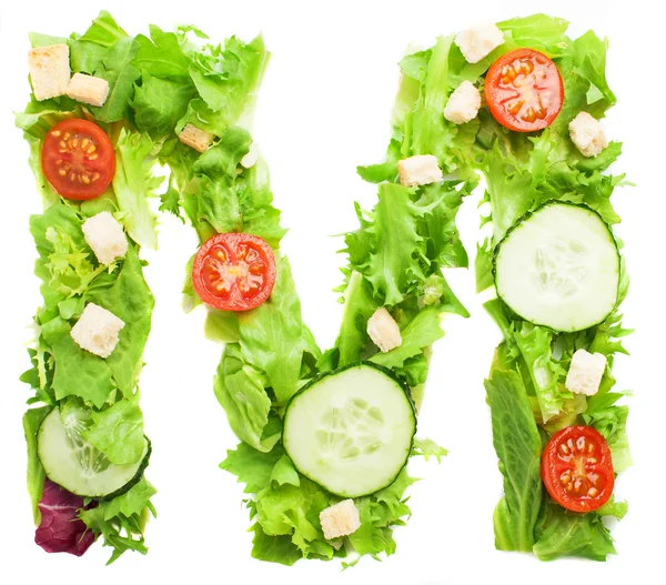 M brief gemaakt van salade — Stockfoto