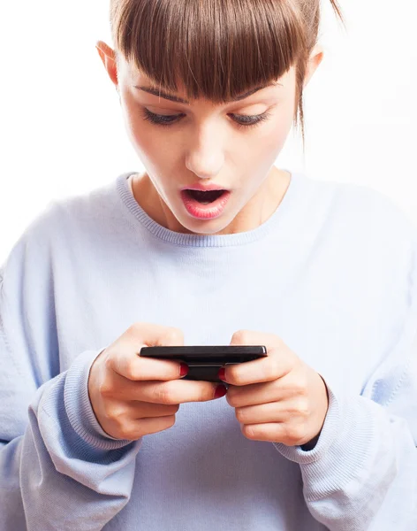 Mädchen benutzt ihr Handy — Stockfoto